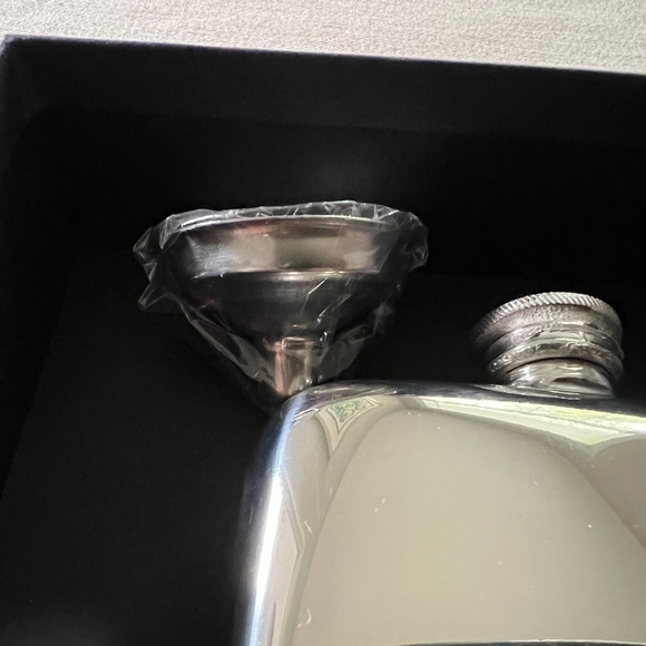 Unused WENTWORTH PEWTER
4 oz Pewter Pocket Flask, engraved AWD - Picture 3 of 4